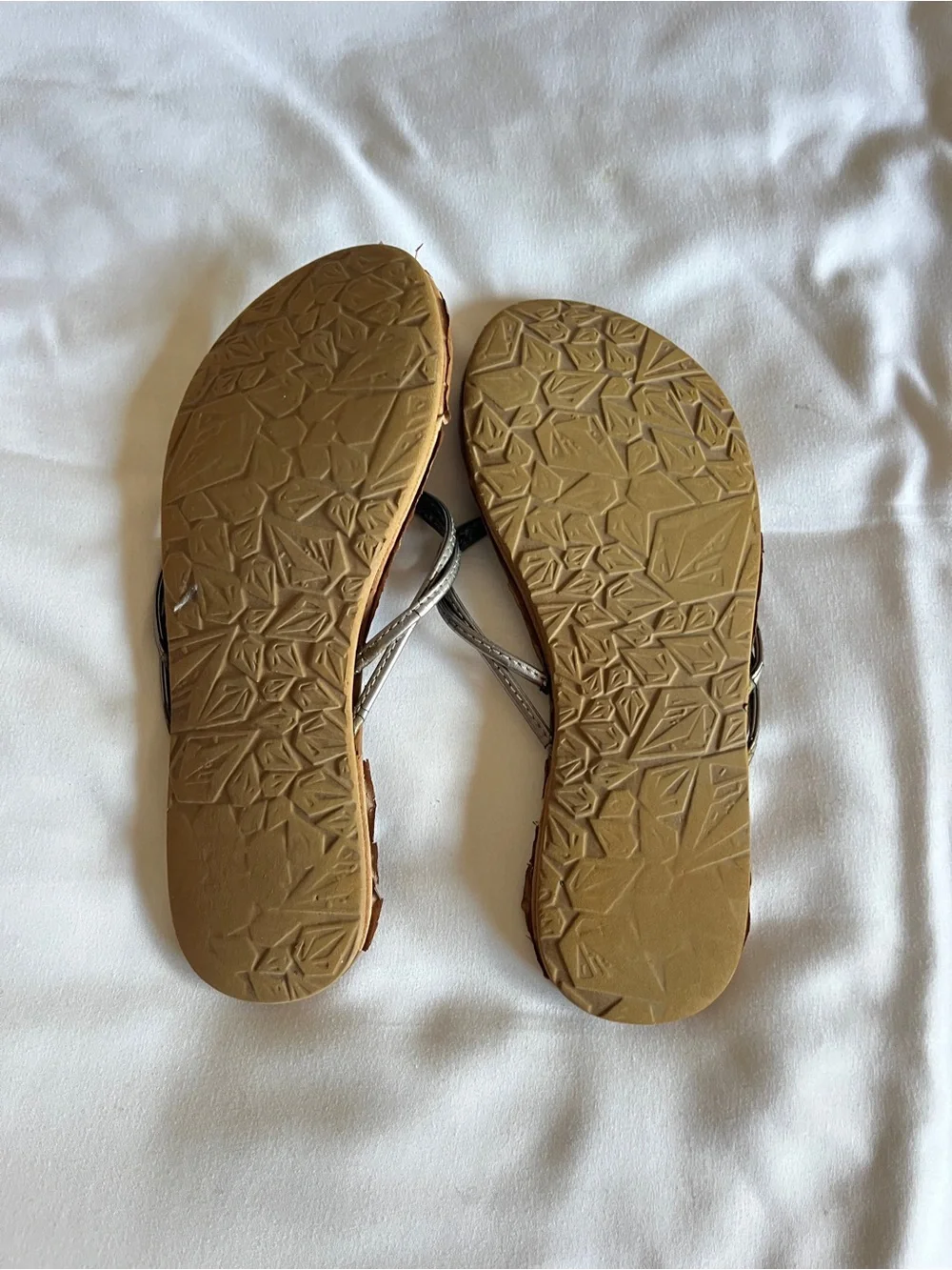 Women's Silver Metallic Strappy Sandals Flip Flops Tan Leather Footbed Size 5.5